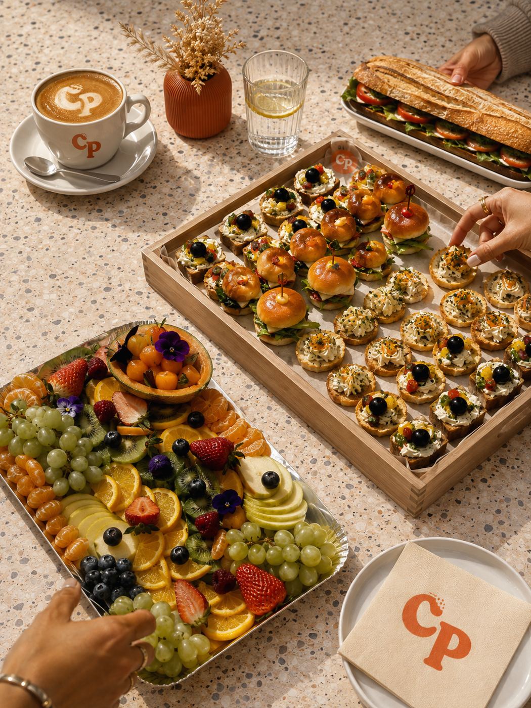 Plateaux traiteur Copains de Pause : bouchées, fruits frais et café